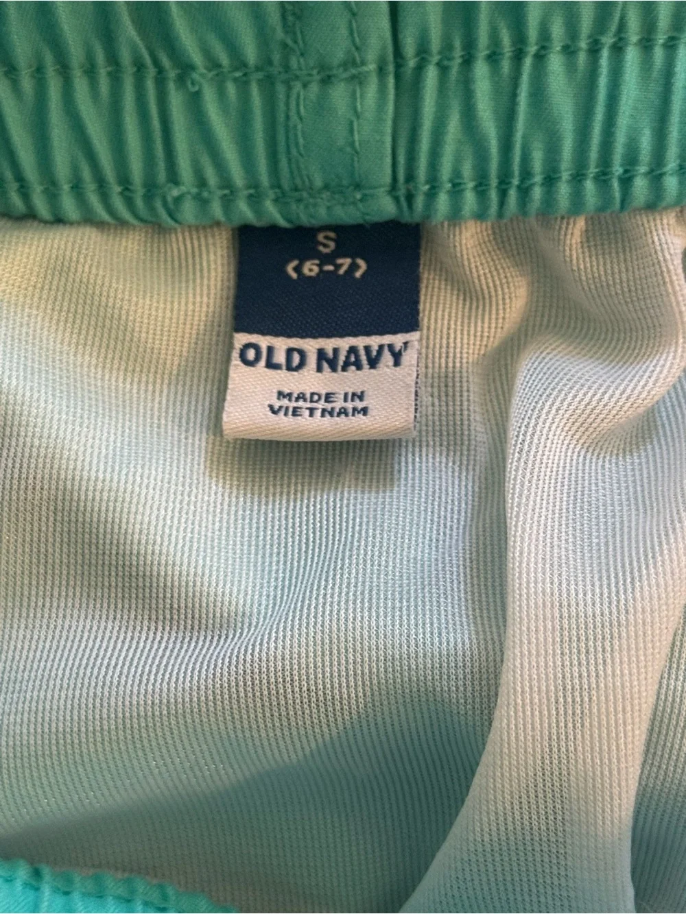 Boy’s Old Navy pull-on swim trunks in a bright teal- Size S (6-7)